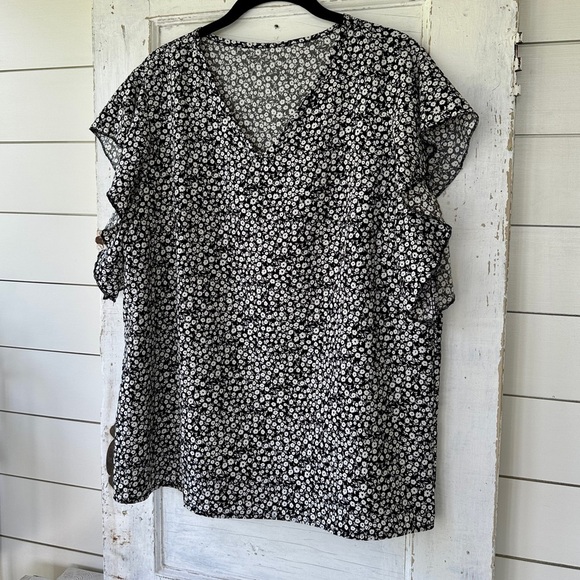 NO BRAND, NWOT, WOMENS BLACK & WHITE PRINT TOP. V-NECK, FLUTTER SLEEVES.SIZE XL - Picture 2 of 7